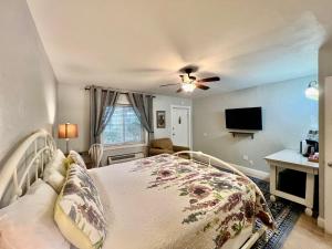 a bedroom with a bed and a ceiling fan at The Mount Vernon Inn in Mount Vernon