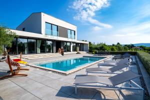 Bazén v ubytovaní Martincic residence - 5 stars luxury with pool heating on 4000m2 alebo v jeho blízkosti