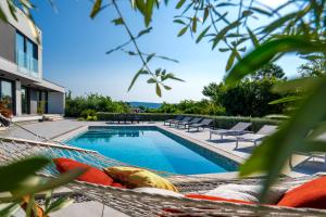 Bazén v ubytovaní Martincic residence - 5 stars luxury with pool heating on 4000m2 alebo v jeho blízkosti