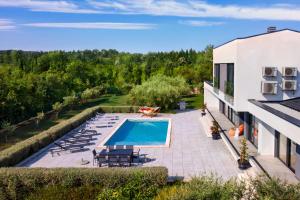 Bazén v ubytovaní Martincic residence - 5 stars luxury with pool heating on 4000m2 alebo v jeho blízkosti