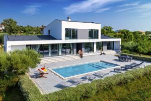 Bazén v ubytovaní Martincic residence - 5 stars luxury with pool heating on 4000m2 alebo v jeho blízkosti