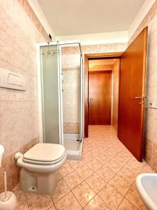 A bathroom at Dolce Ricordo, locazione turistica