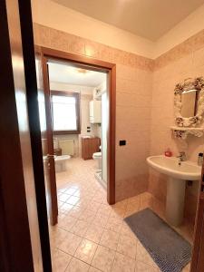 A bathroom at Dolce Ricordo, locazione turistica