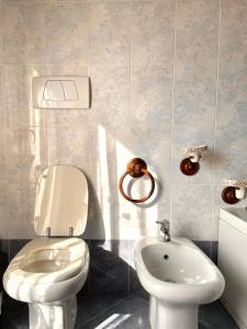 A bathroom at Dolce Ricordo, locazione turistica