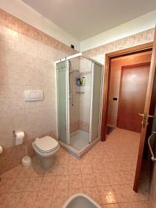 A bathroom at Dolce Ricordo, locazione turistica