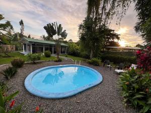 una grande piscina blu in mezzo a un cortile di Casa Willow Spacious And Relaxing Property a Ojochal