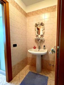 A bathroom at Dolce Ricordo, locazione turistica