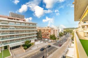 Una vista de una calle de la ciudad con edificios. en Salou Luxury Stay Beach Pool WiFi AC, en Salou