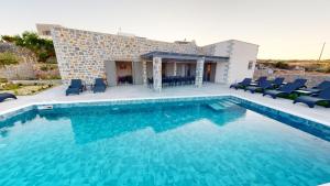 Bazén v ubytovaní Anna Luxury Villa by Cretevasion alebo v jeho blízkosti