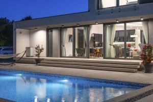 Bazén v ubytovaní Martincic residence - 5 stars luxury with pool heating on 4000m2 alebo v jeho blízkosti