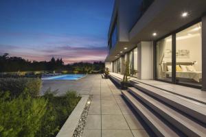 Bazén v ubytovaní Martincic residence - 5 stars luxury with pool heating on 4000m2 alebo v jeho blízkosti