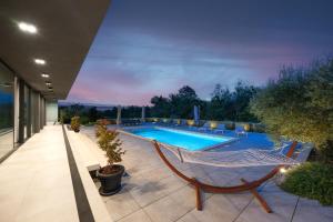 Bazén v ubytovaní Martincic residence - 5 stars luxury with pool heating on 4000m2 alebo v jeho blízkosti