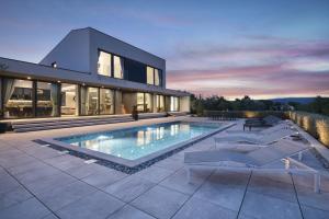 Bazén v ubytovaní Martincic residence - 5 stars luxury with pool heating on 4000m2 alebo v jeho blízkosti