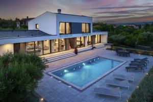 Bazén v ubytovaní Martincic residence - 5 stars luxury with pool heating on 4000m2 alebo v jeho blízkosti