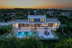 Bazén v ubytovaní Martincic residence - 5 stars luxury with pool heating on 4000m2 alebo v jeho blízkosti