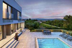 Bazén v ubytovaní Martincic residence - 5 stars luxury with pool heating on 4000m2 alebo v jeho blízkosti