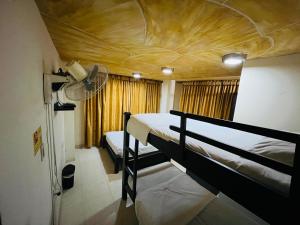 um quarto com 2 beliches e um tecto em Merkezi Saray em Villavieja