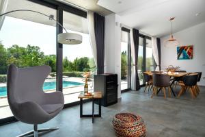 Bazén v ubytovaní Martincic residence - 5 stars luxury with pool heating on 4000m2 alebo v jeho blízkosti