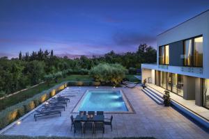 Bazén v ubytovaní Martincic residence - 5 stars luxury with pool heating on 4000m2 alebo v jeho blízkosti
