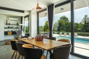 Bazén v ubytovaní Martincic residence - 5 stars luxury with pool heating on 4000m2 alebo v jeho blízkosti
