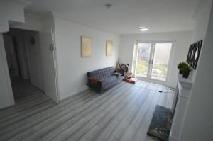 ein Wohnzimmer mit einer Couch und einem Fenster in der Unterkunft Regent House in Seven Kings