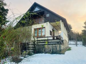 a small house in the snow with snow at Panoráma Vendégház Dunabogdány in Dunabogdány