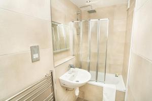 Bilik mandi di Characterful 1 Bedroom Apartment in Cheltenham Centre