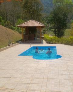 Bazén v ubytování Chácara Sul de MG - Pedralva nebo v jeho okolí
