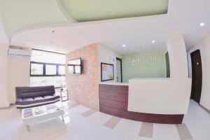 Posezení v ubytování Emerald Suites CDO