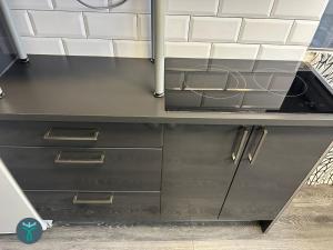 una cucina con piano di lavoro in bianco e nero di Dos Torres Ribera Play & Relax con Jacuzzi y cine a Saragozza