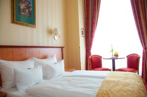Postel nebo postele na pokoji v ubytování Pension Opera Suites I Self Check In