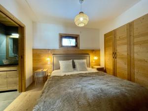 sypialnia z dużym łóżkiem i oknem w obiekcie Homency - Résidence les Gentianes w LʼAlpe-dʼHuez