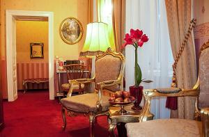 Posezení v ubytování Pension Opera Suites I Self Check In