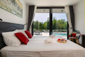 Posteľ alebo postele v izbe v ubytovaní Martincic residence - 5 stars luxury with pool heating on 4000m2 + 37 fotografií