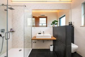 Kúpeľňa v ubytovaní Martincic residence - 5 stars luxury with pool heating on 4000m2