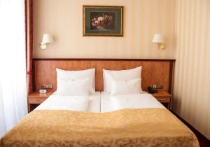 Postel nebo postele na pokoji v ubytování Pension Opera Suites I Self Check In