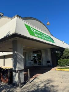 Un edificio McDonalds con un cartello sopra di Discovery Inn Lafayette a Lafayette