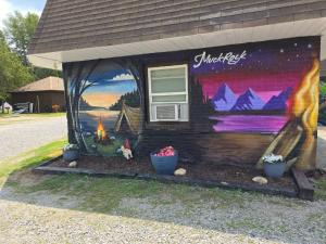 una casa con un dipinto sul lato di Fireside Lodge a Atlanta