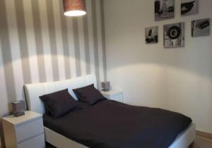 ein Schlafzimmer mit einem Bett mit zwei Kissen in der Unterkunft Aillan Hervé Villa piscine chauffée et son spa in Saint-Maurice-sur-Eygues