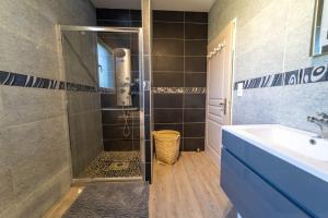 ein Badezimmer mit Dusche und Waschbecken in der Unterkunft Aillan Hervé Villa piscine chauffée et son spa in Saint-Maurice-sur-Eygues + 34 Fotos