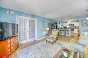 Μια τηλεόραση ή/και κέντρο ψυχαγωγίας στο Oceanfront Resort with Pools - Villa Capriani 118 B