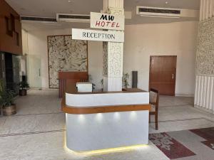 グワーハーティーにあるMW Hotelの受付のあるホテルのロビー