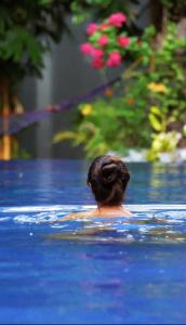 Bazén v ubytování Sundaras Sigiriya Jungles Caves Resort nebo v jeho okolí