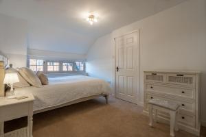 En eller flere senge i et værelse på Periwinkle Cottage by Winterton Cottages