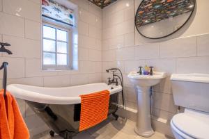 Et badeværelse på Periwinkle Cottage by Winterton Cottages + 21 billeder