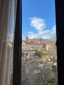 Nespecifikovaný výhled na hory nebo výhled na hory při pohledu z penzionu