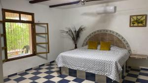 une chambre avec un lit avec des oreillers jaunes et une fenêtre dans l'établissement Casa de campo Huerta De Calín, à Valladolid 24 autres photos