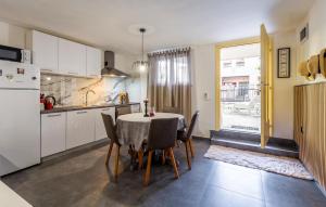 Kuchyň nebo kuchyňský kout v ubytování Awesome Apartment In Novigrad With Wifi