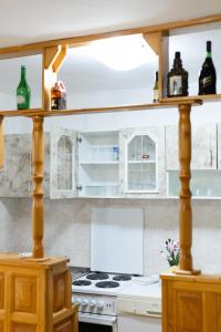 een keuken met witte kasten en een kookplaat oven bij Tanja in Banja Luka