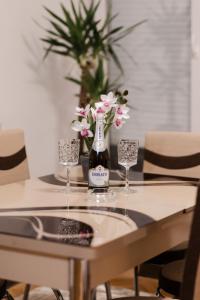 een fles champagne en twee glazen op een tafel bij Tanja in Banja Luka +3 foto's
